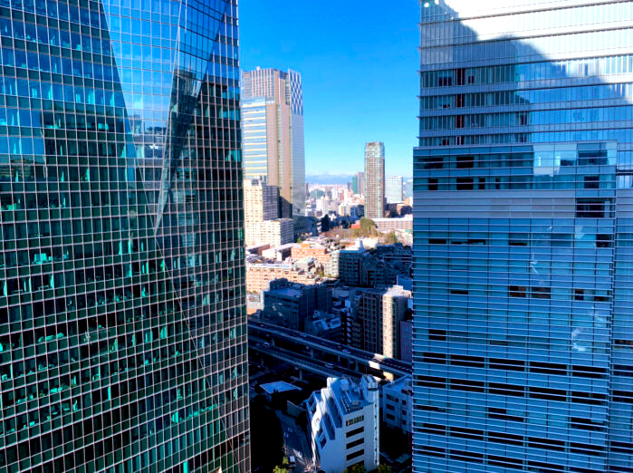 Nihon Koshi_Comprehensive Construction_Two skyscrapers fitted with glass