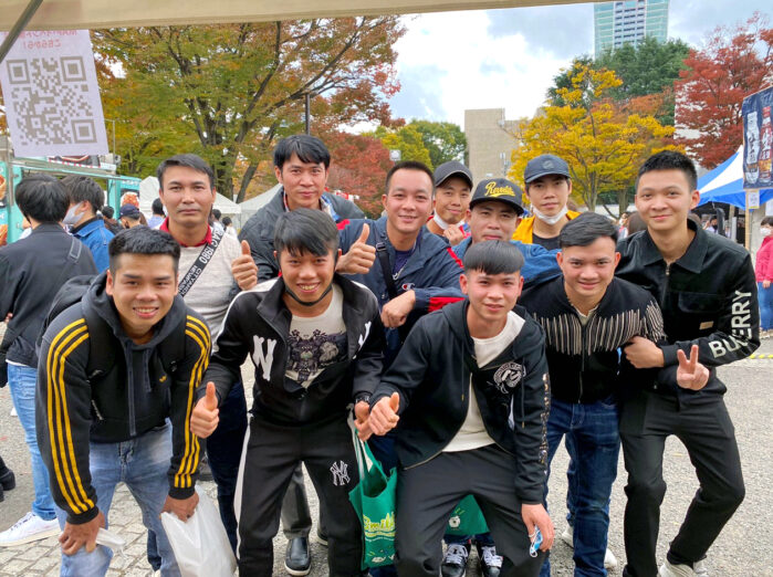 Nihon Koshi_Comprehensive Construction_Vietnamese apprentices crossing shoulders