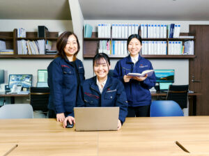 Nihonkoshi_Smiles of three employees