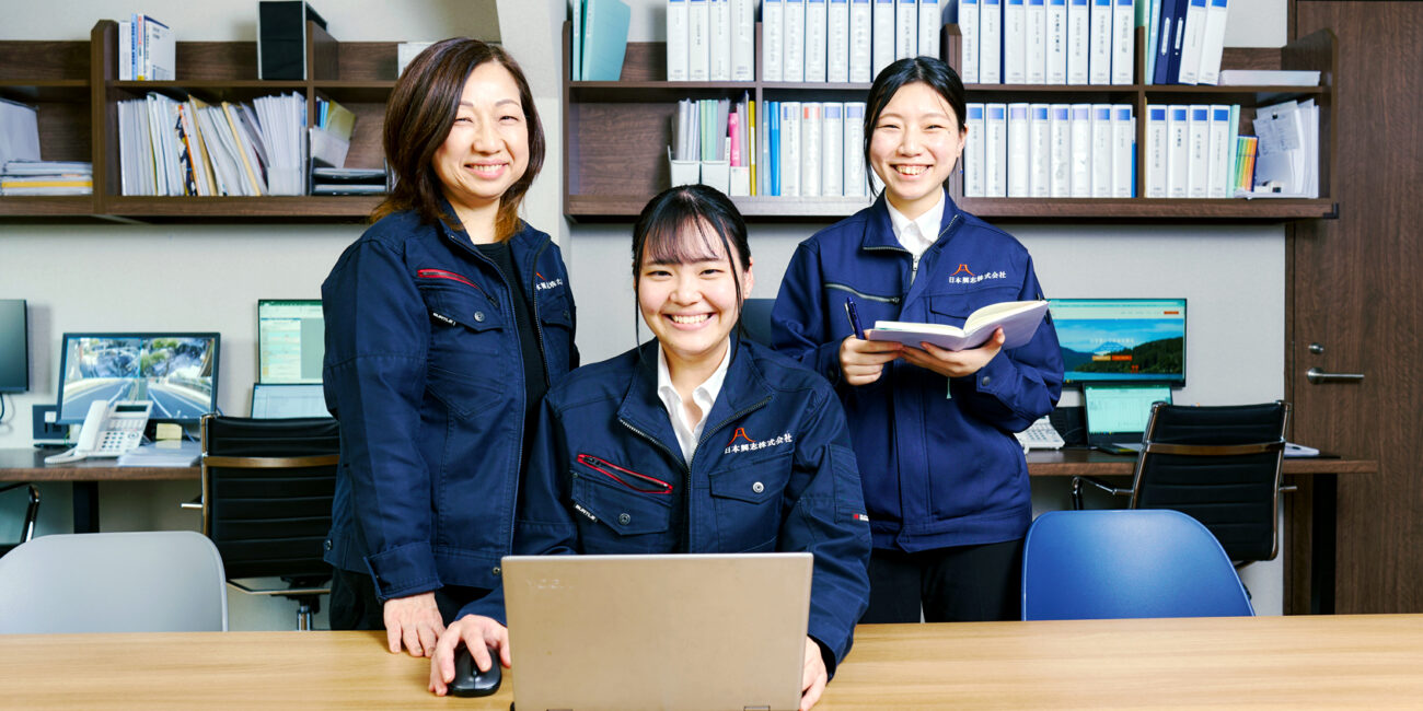 Nihonkoshi_Smiles of three employees