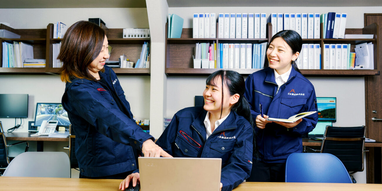 Nihonkoshi_Work scenery of three female employees