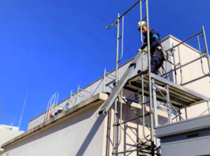 Nippon Koshi_Comprehensive Construction_Male worker assembling scaffolding