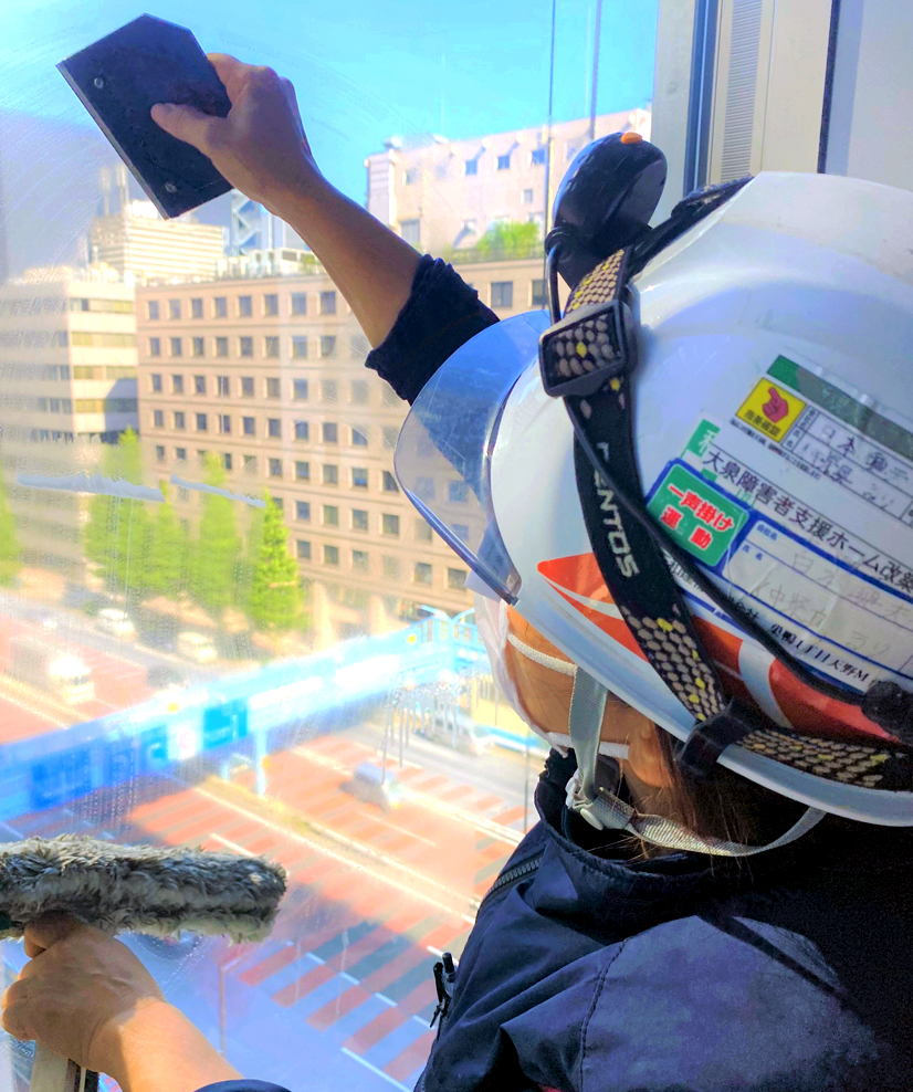 日本興志_ガラスクリーニングをしている作業員の横顔
