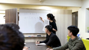日本興志_日本語勉強会を受講する外国人技能実習生