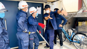 日本興志_作業を学ぶ外国人技能実習生