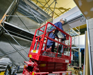 日本興志_総合建設_多能工作業を行う男性従業員
