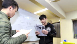 日本興志_日本語を勉強する外国人技能実習生