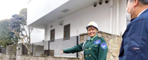 日本興志_案内をする女性警備員