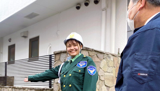 日本興志_案内をする女性警備員