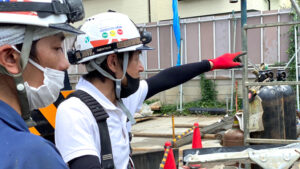 日本興志_現場で指示を出す男性作業員