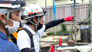 日本興志_現場で指示を出す男性作業員