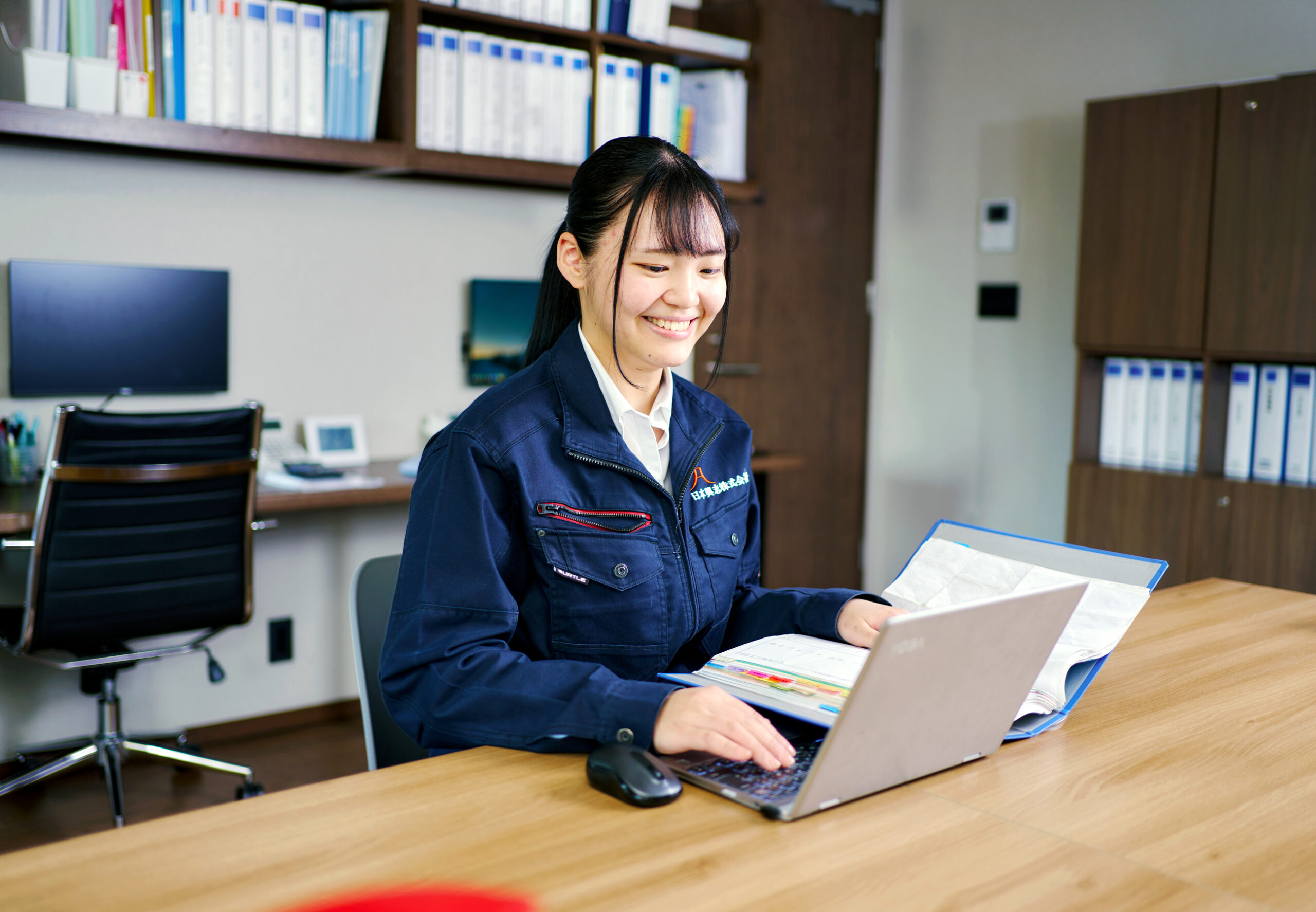 日本興志_総合建設_社員インタビューの女性従業員の作業風景