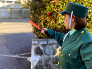 Nippon Koshi_Comprehensive Construction_Female employee using a guide rod
