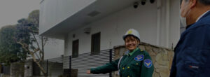 日本興志_総合建設_警備している女性従業員