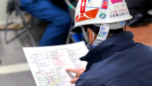 日本興志_資料をチェックしている作業員