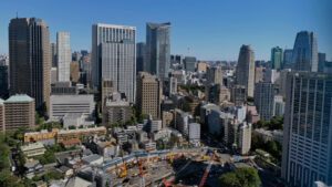 日本興志_高層ビルと建設現場
